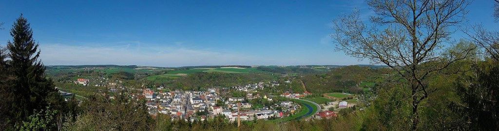 Gesamte Stadt Elsterberg im Überblick von der gegenüberliegenden Anhöhe
