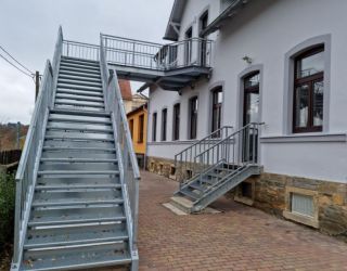 Rettungstreppe Hortgebäude komprimiert.jpg