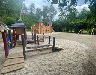 Spielplatz Schlosswiese seit 1.6.2022.jpg
