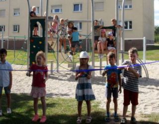Spielplatzübergabe Coschütz komprimiert.jpg
