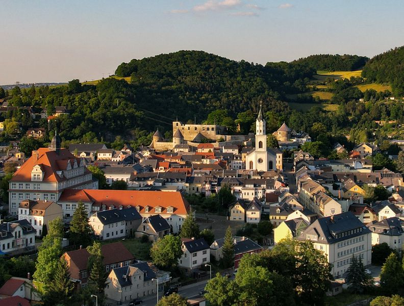 Stadt Elsterberg in der Sonne, Vogelperspektive mit Blick auf Kirche, Burgruine und Rathaus